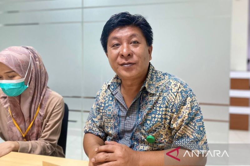 Pimpinan Klinik Anggi, Anggiat Lammiduk (47) di Cibinong Kabupaten Bogor, Jawa Barat. .ANTARA/HO-BPJS Kesehatan.