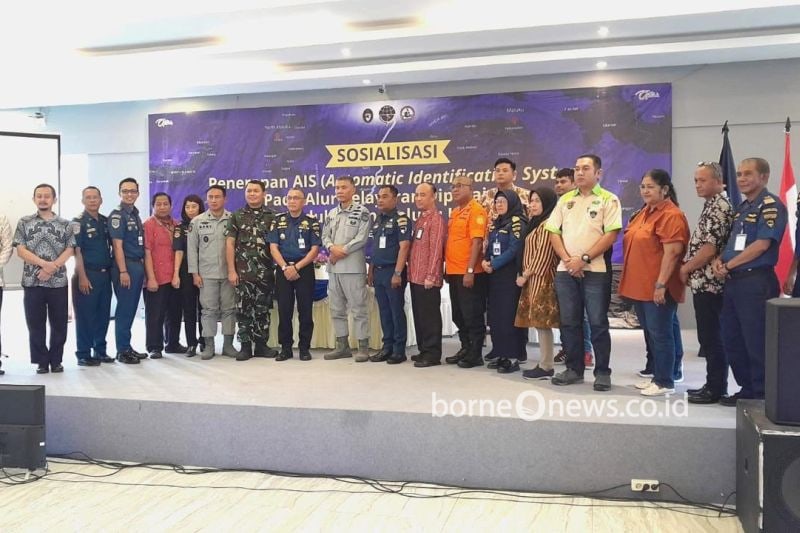 Sosialisasi penerapan AIS di Ambon, Kamis. Antara/John Soplanit