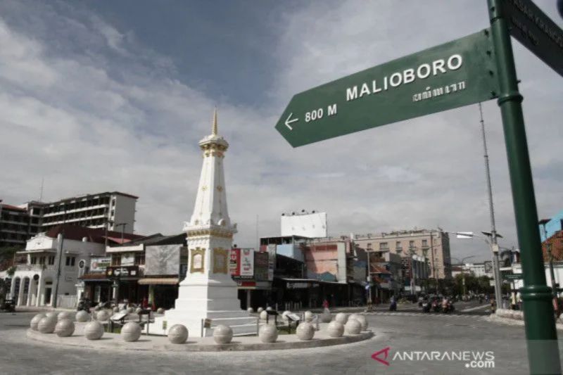 Pengendara melintas di kawasan Tugu Pal Putih, Yogyakarta, Senin (21/12/2020). Pemerintah Kota Yogyakarta melakukan revitalisasi kawasan Tugu Pal Putih dengan memindahkan kabel-kabel ke dalam tanah memadukan konsep cagar budaya dengan sumbu filosofis sebagai upaya mempercantik ikon Kota Yogyakarta. (ANTARA FOTO/Hendra Nurdiyansyah/rwa.)
