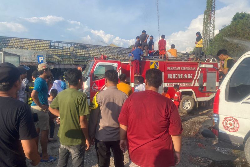 Kebakaran Melanda Pasar Kelua Tabalong, 11 Toko Hangus Terbakar