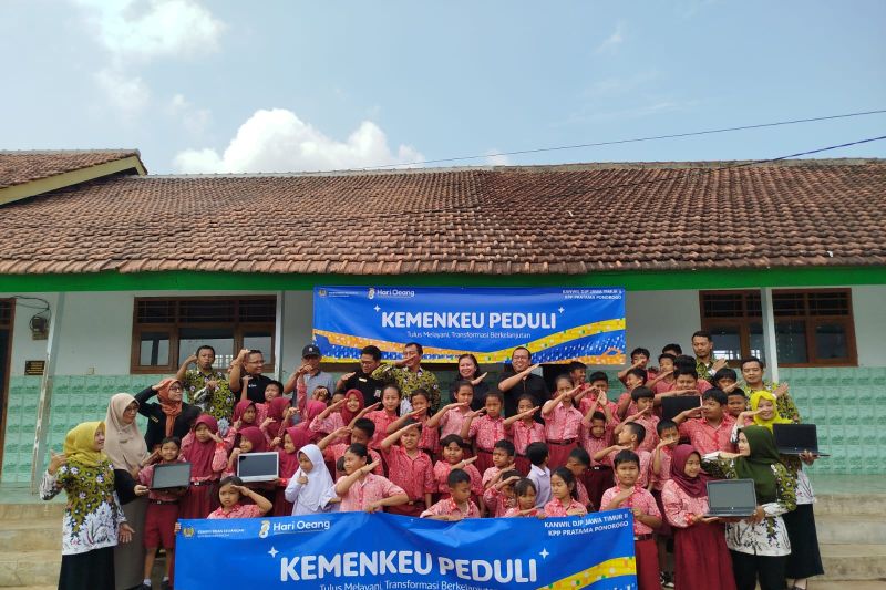 Kakanwil DJP Jawa Timur II seusai memberikan bantuan aset peralatan sekolah. ANTARA/HO-Prastyo