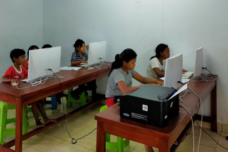 Beberapa anak memanfaatkan komputer dan jaringan internet milik desa di Desa Pacung, Kecamatan Tejakula, Kabupaten Buleleng, Bali. ANTARA/HO-Diskominfosanti Buleleng