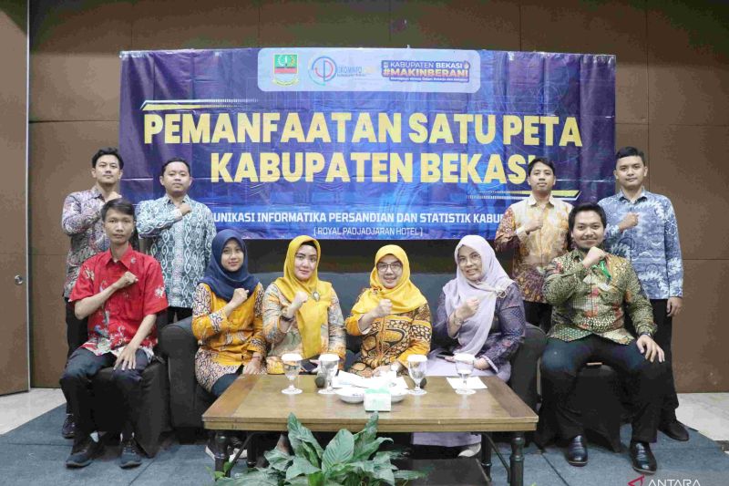 Tim inisiator Satu Peta Dinas Komunikasi, Informatika, Persandian dan Statistik Kabupaten Bekasi. ANTARA/Pradita Kurniawan Syah)