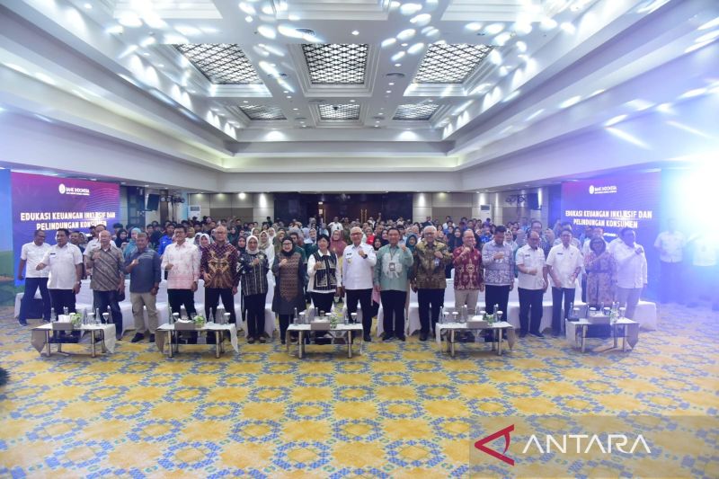 Penjabat Gubernur Gorontalo Rudy Salahuddin berfoto bersama pada kegiatan edukasi keuangan inklusif dan perlindungan konsumen di Kota Gorontalo, Gorontalo. ANTARA/HO-Diskominfotik Provinsi Gorontalo