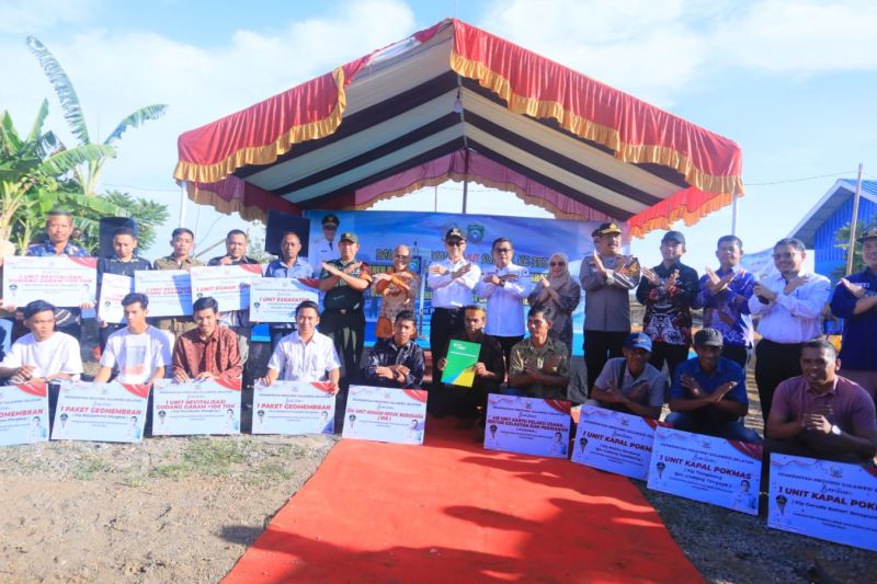 Pj Gubernur Sulsel Serahkan Bantuan untuk Petani Garam Pangkep