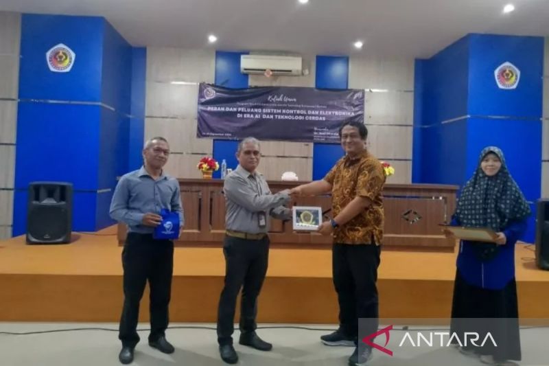 Poliban saat menggelar kuliah umum tentang sistem otomasi dan robotika dalam dunia industri dengan mengundang Andi Dharmawan dari Departemen Ilmu Komputer dan Elektronika, Fakultas Matematika Ilmu Pengetahuan Alam (FMIPA) Universitas Gajah Mada (UGM) di Poliban, 24 September 2024. (ANTARA/HO-POLIBAN)