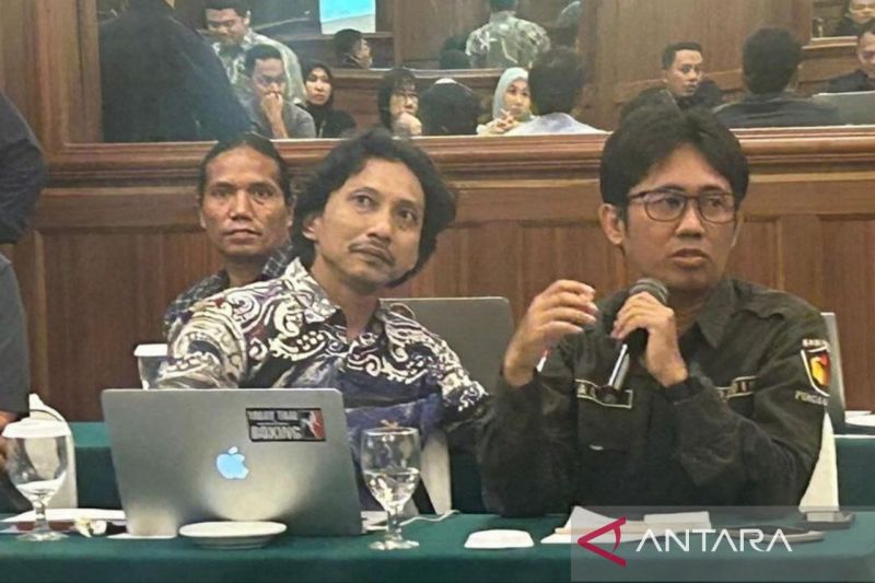 Ketua Bawaslu Kaltim Hari Dermanto (kiri) bersama anggota Bawaslu Galeh Akbar Tanjung saat membahas mekanisme persiapan kampanye Pemilihan Serentak 2024. (ANTARA/HO-Bawaslu Kaltim)