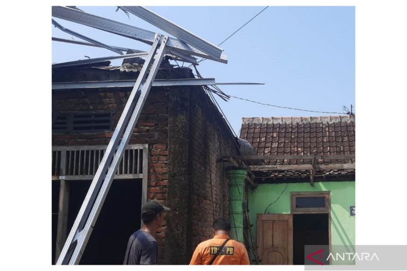 Perbaikan Rumah dan Fasilitas Umum Pasca Angin Kencang di Magetan