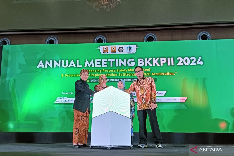 Pembukaan Annual Meeting Badan Kejuruan Kimia Persatuan Insinyur Indonesia (BKKPII) 2024 di Muladi Dome, Universitas Diponegoro Semarang, Kamis (26/9/2024). (ANTARA/Zuhdiar Laeis)