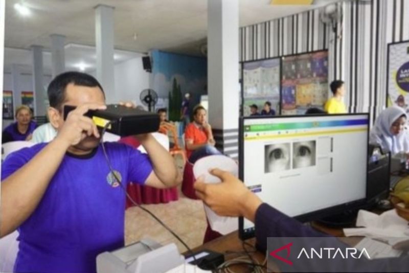Warga Lapas Narkotika Karang Intan saat mengikuti proses perekaman e-KTP. (ANTARA/Firman)