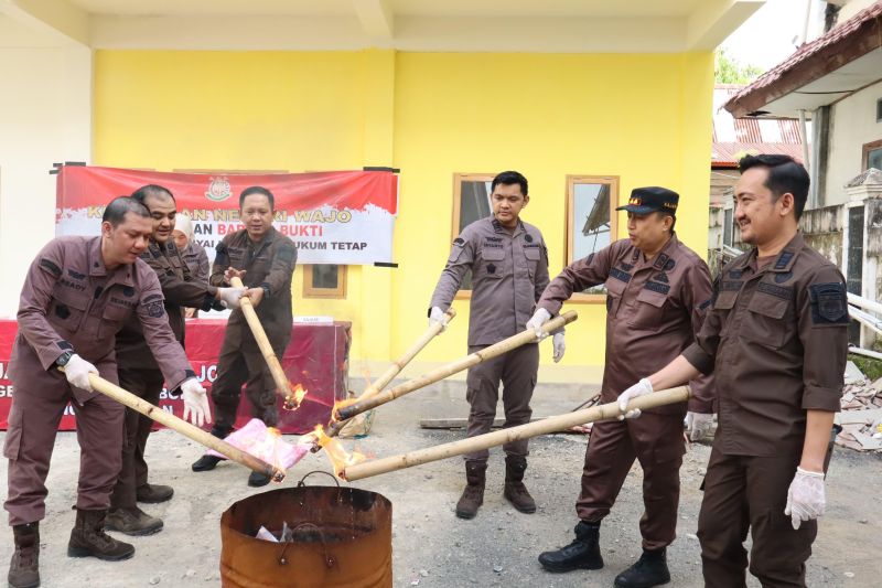 Kejari Wajo Musnahkan Barang Bukti Dari 29 Kasus Hukum Tetap