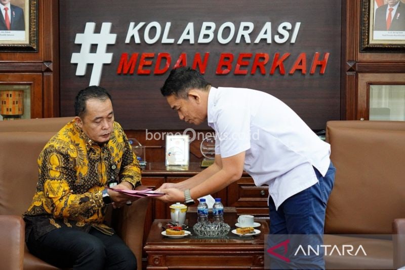 Plt Wali Kota Medan Aulia Rachman (kiri) saat menerima data UMKM dari Ketua DPC Apmikimmdo Kota Medan Batara Sinaga, di Balai Kota Medan, Kamis (26/9/2024). (ANTARA/HO-Diskominfo Kota Medan)