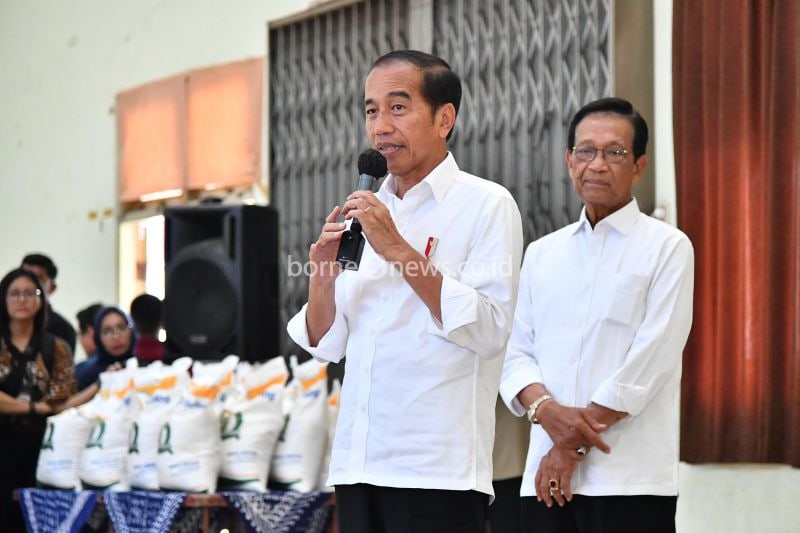 Presiden Joko Widodo didampingi Gubernur DIY Sri Sultan Hamengkubuwono X saat penyerahan bantuan beras kepada masyarakat penerima manfaat di Kantor Lurah Condongcatur, Kabupaten Sleman, DIY, Rabu (28/8/2024). ANTARA/HO-Vico-Biro Pers Sekretariat Presiden