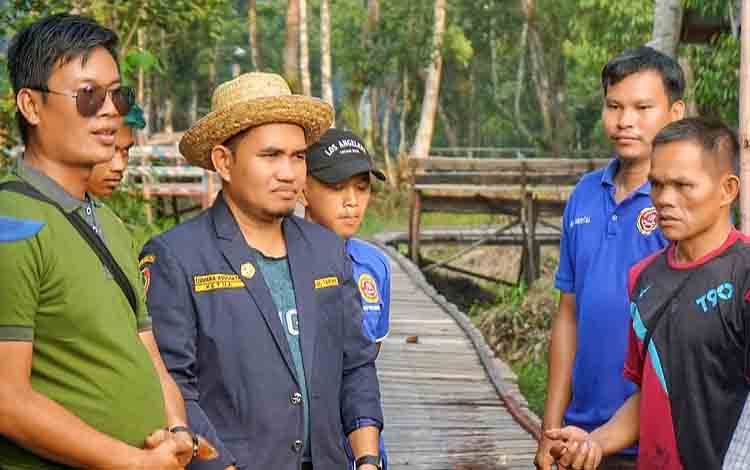 Dari kiri ke kanan; Ketua Karang Taruna Kabupaten Barito Timur Ariwaratanu, Ketua Karang Taruna Provinsi Kalimantan Tengah Chandra Ardinata, Ketua Karang Taruna Kecamatan Dusun Timur Hendro, Ketua Karang Taruna Desa Pulau Patai Ero Saputra dan Kepala Desa Pulau Patai Sumardi. (FOTO: AGUSTINUS BOLE MALO)