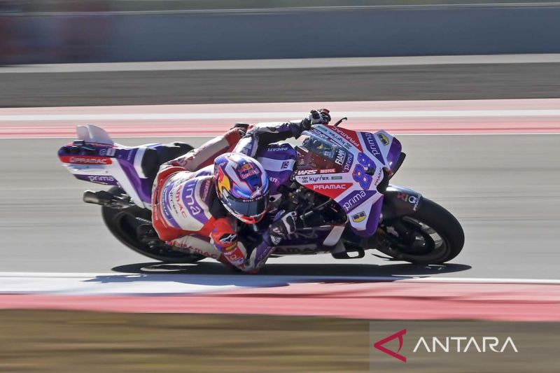 Pembalap Prima Pramac Racing Jorge Martin memacu motornya saat sprint race MotoGP Mandalika 2023 di Pertamina Mandalika International Street Circuit, Lombok Tengah, NTB, Sabtu (14/10/2023). Jorge Martin berhasil menjuarai Sprint Race diikuti pembalap Mooney VR46 Racing Team Luca Marini dan Marco Bezzecchi. ANTARA FOTO/Wahyu Putro A/aww.