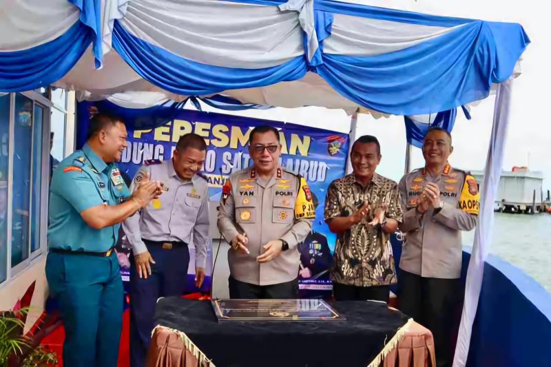 Kapolda Kepri Irjen Pol Yan Fitri Halimansyah meresmikan gedung Mako Satpolairud di Pelantar I, Kota Tanjungpinang, Jumat (27/9/2024). (ANTARA/Ogen)