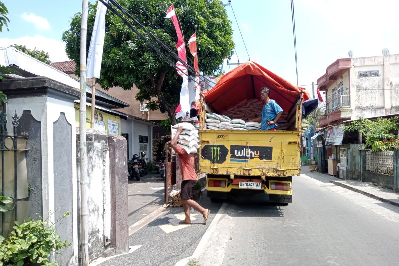 Dokumen: pendistribusian bantuan beras cadangan pangan pemerintah (CPP) di salah satu kelurahan di Kota Mataram, Provinsi Nusa Tenggara Barat. ANTARA/Nirkomala