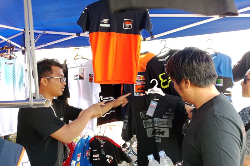 Penonton MotoGP Indonesia Antusias Berburu Merchandise di Mandalika