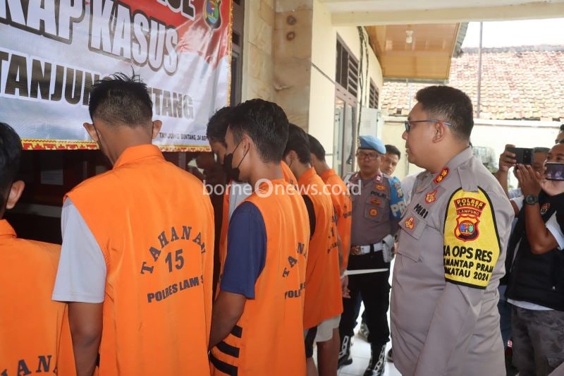 Kapolres Lampung Selatan AKBP Yusriandi Yusrin saat melakukan konferensi pers pengungkapan kasus kejahatan di Lampung Selatan. (ANTARA/HO/Humas Polres Lampung Selatan)