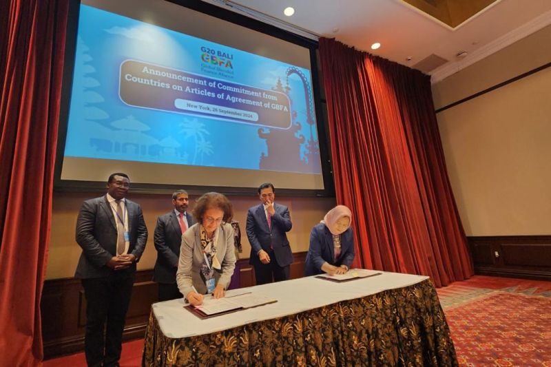 Penandatanganan nota kesepahaman (MoU) antara RI-UNDP-TBI untuk bergabung dalam Global Blended Finance Alliance (GBFA) di New York, Kamis (26/9/2024). ANTARA/HO-Kemenko Marves