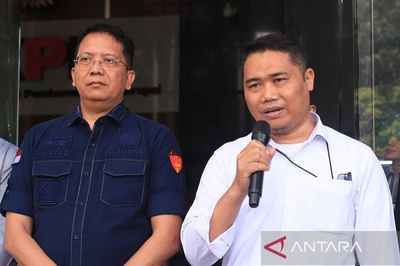 Direktur Penyidikan KPK Asep Guntur Rahayu (kanan) Bersama Direktur Penyidikan Jampidsus Kejaksaan Agung Kuntadi (kedua kiri) memberikan keterangan kepada wartawan usai menyerahkan pengembangan perkara dugaan korupsi di Lembaga Pembiayaan Ekspor Indonesia (LPEI) di Gedung Merah Putih KPK, Jakarta, Kamis (15/8/2024). ). ANTARA FOTO/Reno Esnir/Spt. (ANTARA FOTO/RENO ESNIR/RENO ESNIR)