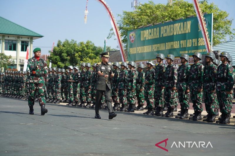 Panglima Komando Daerah Militer (Pangdam) IX/Udayana Mayor Jenderal TNI Muhammad Zamroni saat memimpin upacara pembukaan prodi pendidikan pertama Bintara TNI AD TA 2024 di Mako Rindam IX/Udayana, Tabanan, Bali, Jumat (27/9/2024). ANTARA/Pande Yudha