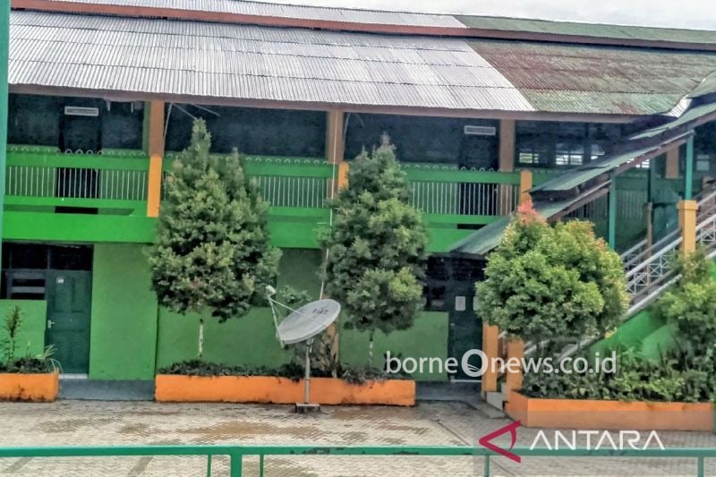 Salah satu sekolah dasar Yayasan Pendidikan Islam 1 Biak sudah memasang jaringan internet VSAT dalam rangka meningkatkan literasi-numerasi siswa satuan pendidikan.ANTARA/Muhsidin