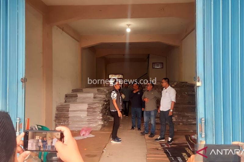 Bawaslu OKU melakukan pengawasan melekat di gudang logistik KPU OKU, Jumat. ANTARA/Edo Purmana.