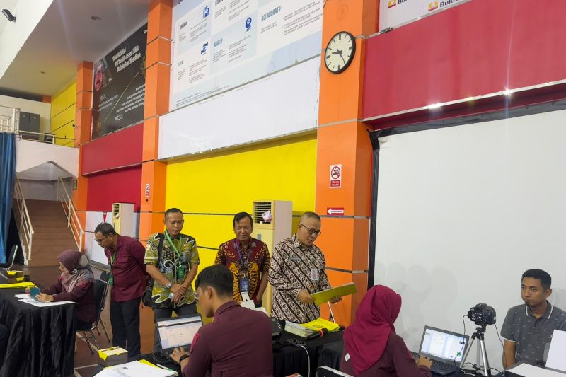 Kepala Divisi (Kadiv) Keimigrasian Kanwil Kemenkumham Lampung, Tato Juliadin Hidayawan pada layanan Eazy Passport di PT Bukit Asam (ANTARA/HO/Imigrasi Bandarlampung)