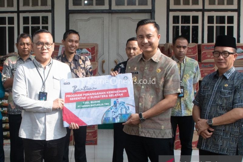 SMBR menyalurkan bantuan sosial untuk masyarakat di OKU Raya. (ANTARA/Edo Purmana)