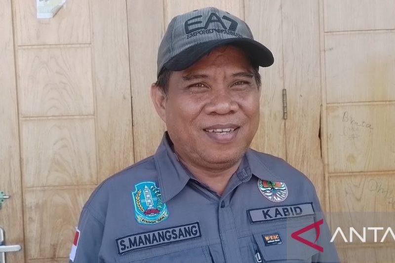 Kabid Kebersihan Dinas Lingkungan Hidup Kabupaten Jayapura Saverius Manangsang saat diwawancarai wartawan. (ANTARA/Yudhi Efendi)