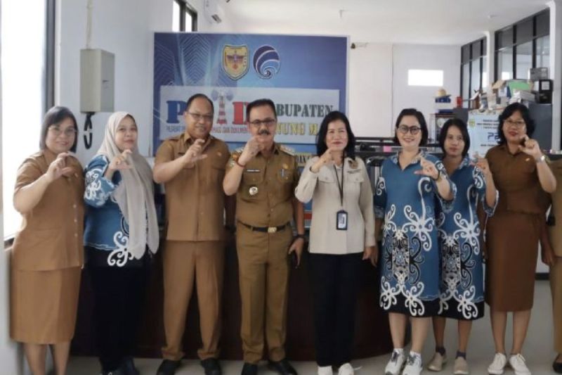 Pj Bupati Gumas Herson B Aden (kiri keempat), Kepala Diskominfosantik Ruby Haris (kiri ketiga), Komisioner Komisi Informasi Kalteng Katriana (kanan keempat), dan lainnya berfoto bersama usai visitasi di Kuala Kurun. (ANTARA/HO-Diskominfosantik Gumas)