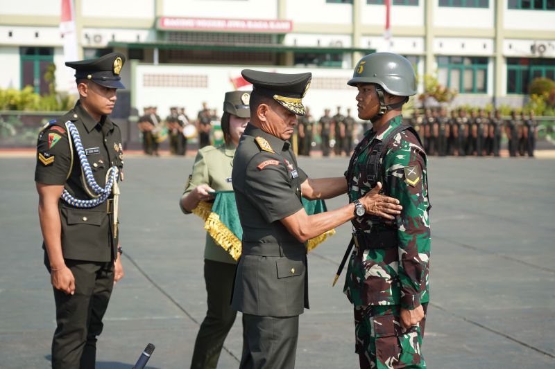 Pangdam IX/Udayana Mayor Jenderal TNI Muhammad Zamroni menyematkan pita saat membuka upacara pembukaan program studi Pendidikan Pertama Bintara (Dikmaba) TNI AD TA 2024 di Lapangan Wira Yudha Bhakti Rindam IX/Udayana, Tabanan, Bali, Jumat (27/9/2024). ANTARA/HO-Penerangan Kodam Udayana