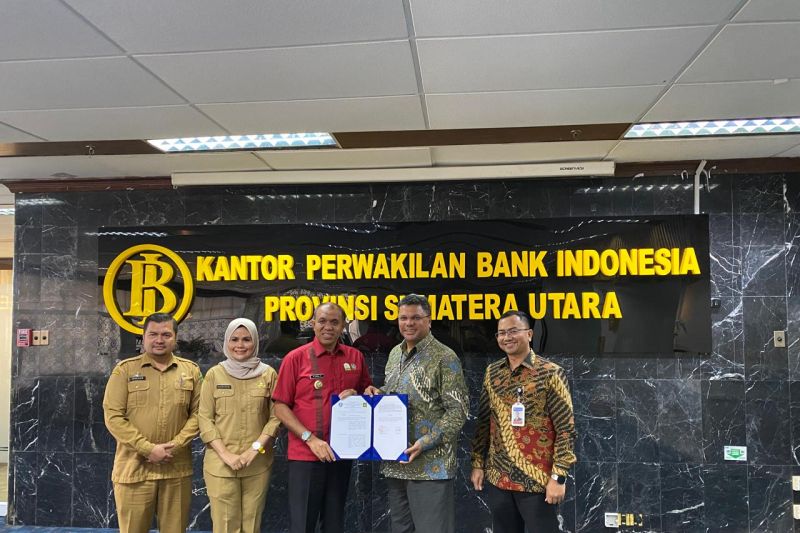 Pj. Bupati Langkat, M. Faisal Hasrimy bersama jajaran Bank Indonesia usai penandatanganan kerja sama terkait penerapan skema "Close loop" (Antara/HO-Pemkab langkat)