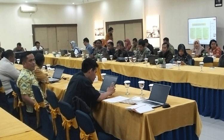 Pejabat Pelaksana Teknis Kegiatan Disbun saat mengikuti Bimtek di Bandung, baru baru ini. (FOTO:RINI)