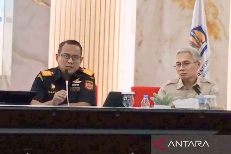 Kepala Kanwil DJBC Sulbagsel Djaka Kusmartata memaparkan perkembangan pengawasan terkait kepabeanan dan cukai di wilayahnya di Makassar, Jumat (27/9/2024). ANTARA/Muh Hasanuddin