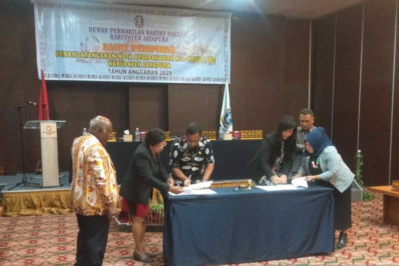 Ketua DPRD Kabupaten Jayapura Cintiya R Talantan dan Penjabat Bupati Jayapura Semuel Siriwa ketika melakukan penandatanganan nota kesepahaman tentang KUA-PPAS APBD 2025. (ANTARA/Yudhi Efendi)