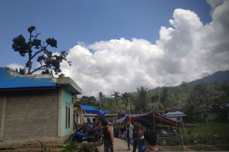 Tim BPBD Terus Evakuasi Korban Longsor di Tambang Emas Solok