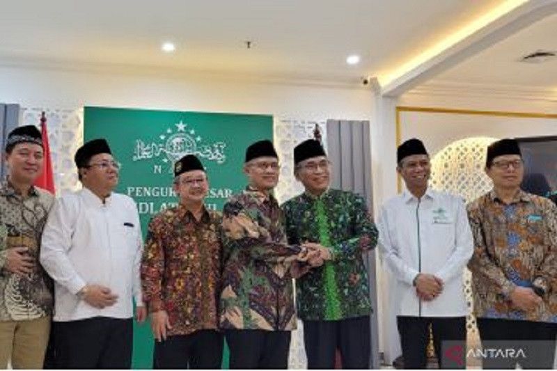 Ketua Umum PP Muhammadiyah Haedar Nashir (keempat kiri) berjabat tangan dengan Ketua Umum PBNU Yahya Cholil Staquf (ketiga kanan) saat bersilaturahim di Kantor Pusat PBNU, Jakarta. (Dok ANTARA/Sean Filo Muhamad)