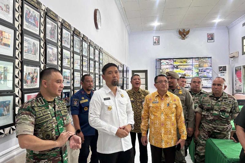 Pjs Wali Kota Makassar Andi Arwin Azis saat mengunjungi Dandim 1408/BS Makassar Kolonel Inf Lizardo Gumay membahas beberapa rencana kolaborasi seperti mengantisipasi kekeringan di Makassar, Jumat (27/9/2024). ANTARA/HO/Pemkot Makassar