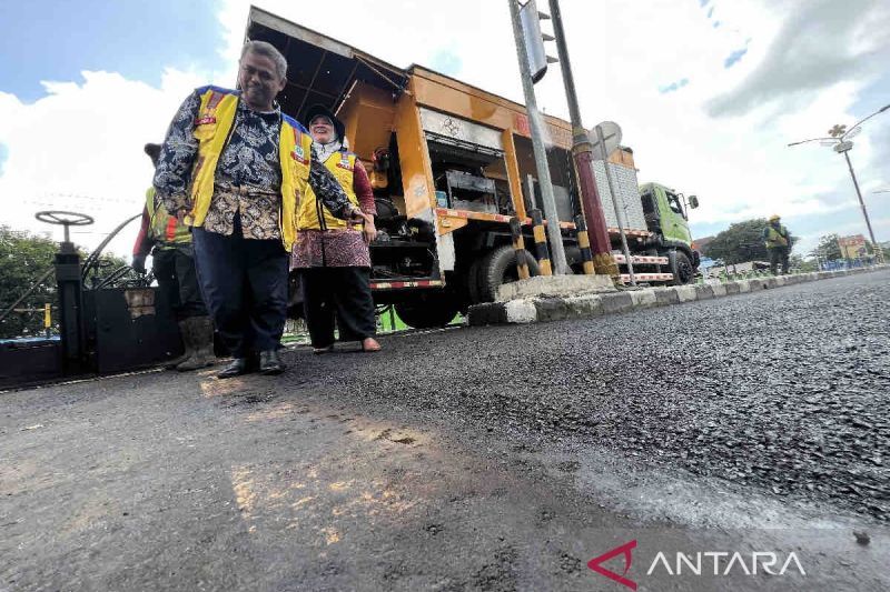 Kepala Balai Pelaksanaan Jalan Nasional (BPJN) Bangka Belitung Arief Syarif Hidayat melihat proyek microsurfacing di Jalan Sudirman Tanjung Pandan, Kabupaten Belitung, Bangka Belitung, Jumat (27/9/2024). ANTARA/Harianto