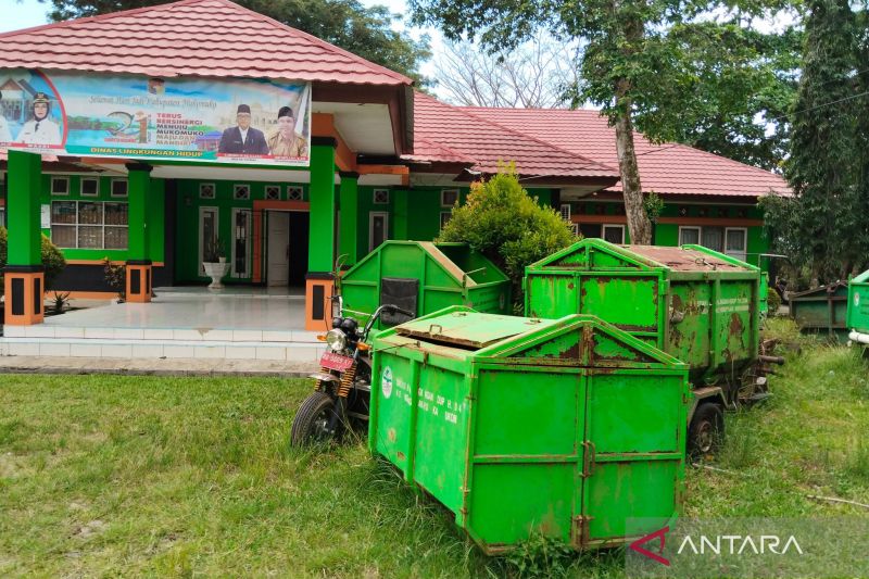 Suasana di depan Dinas Lingkungan Hidup Kabupaten Mukomuko, Jumat (27/9/2024). ANTARA/Ferri.