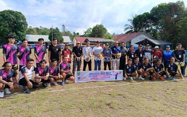 Camat Paju Epat Buka Turnamen Bola Voli Kades Cup di Desa Balawa