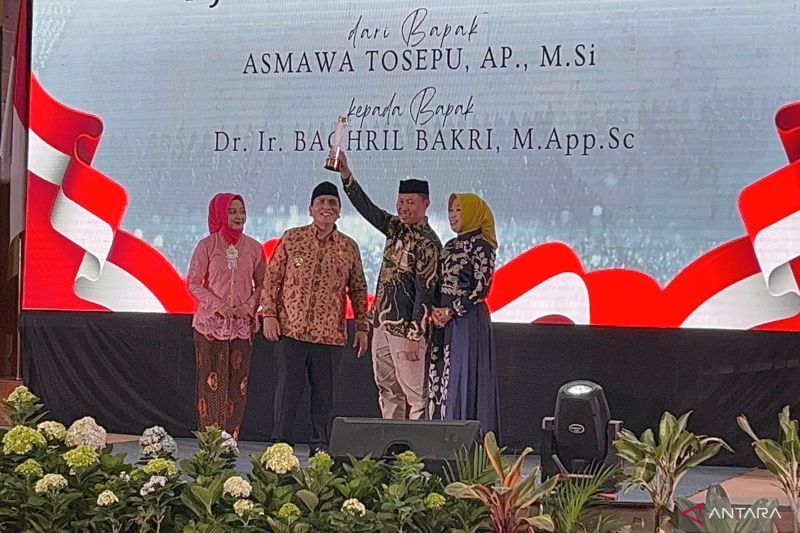 Asmawa Tosepu bersama Bachril Bakri saat serah terima jabatan Penjabat Bupati Bogor di Cibinong, Kabupaten Bogor, Jawa Barat. (ANTARA/M Fikri Setiawan)