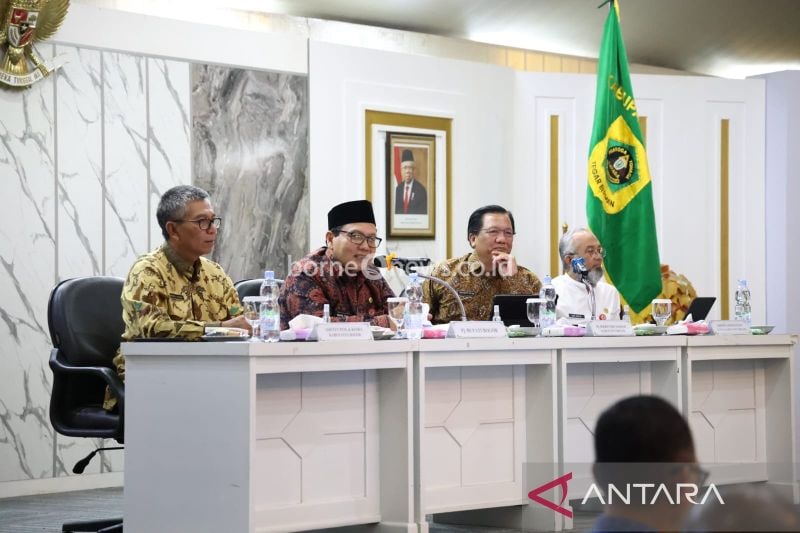Penjabat Bupati Bogor Bachril Bakri dalam rakor bersama jajaran Pemerintah Kabupaten Bogor di Cibinong, Bogor, Jawa Barat, Jumat (27/9/2024). (ANTARA/HO-Humas Pemkab Bogor)