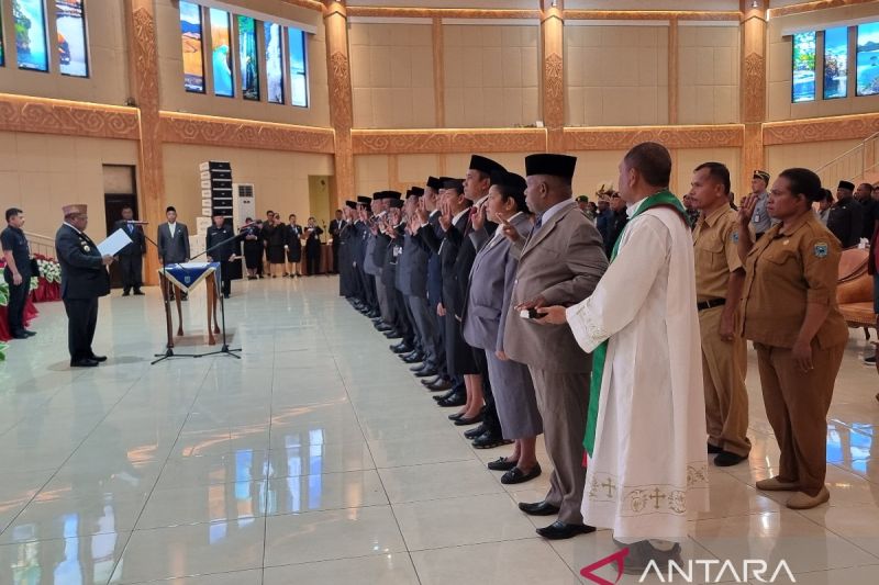 Pelantikan 31 Pejabat Baru oleh Gubernur Papua Barat untuk Optimalkan Pemerintahan