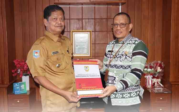 Pj Bupati Seruyan Serahkan SK Perpanjangan Masa Jabatan Pj Sekda