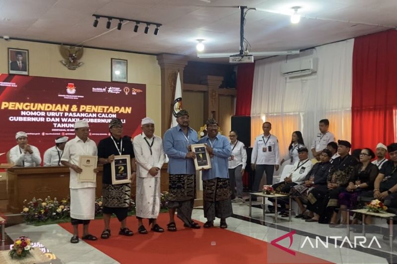 Pasangan calon peserta Pilkada Bali saat pengundian nomor urut di Denpasar, Bali. ANTARA/Ni Putu Putri Muliantari