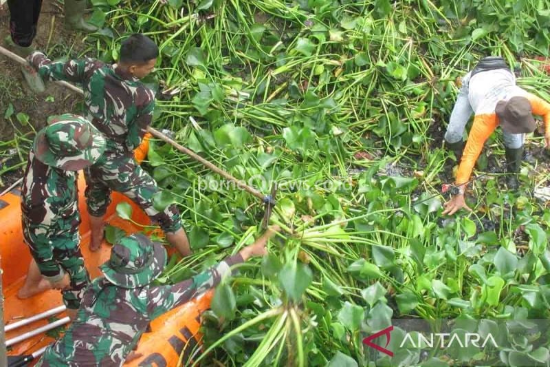Ratusan Prajurit TNI Bersihkan Sungai dan Masjid di Banda Aceh