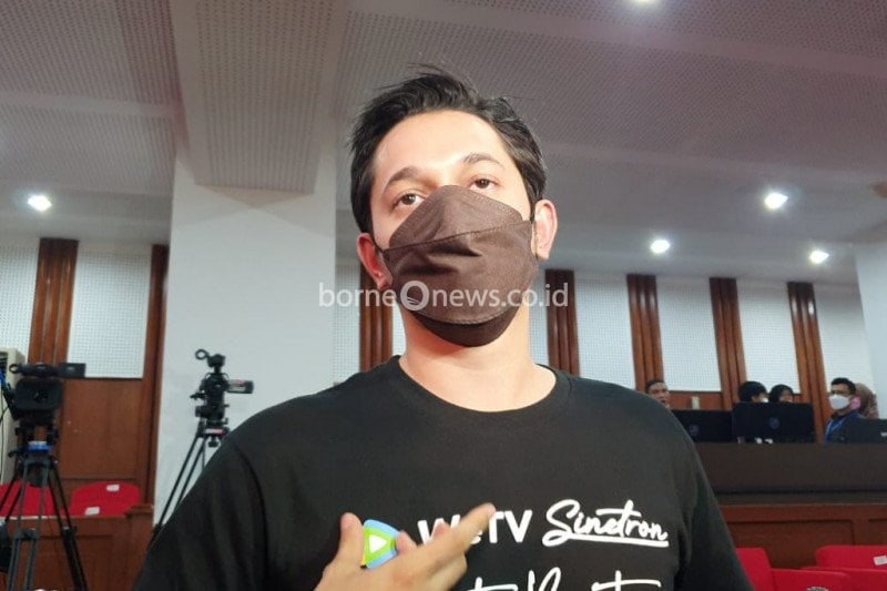 Aktor Andrew Andika saat ditemui di kawasan Gambir, Jakarta Pusat, Selasa (6/4/2021). ANTARA/Livia Kristianti
